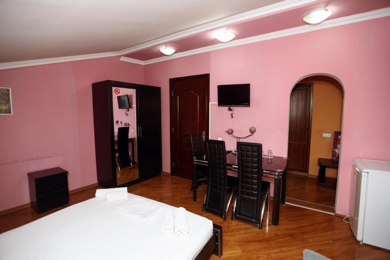 Hotel Isaka Tiflis Exterior foto